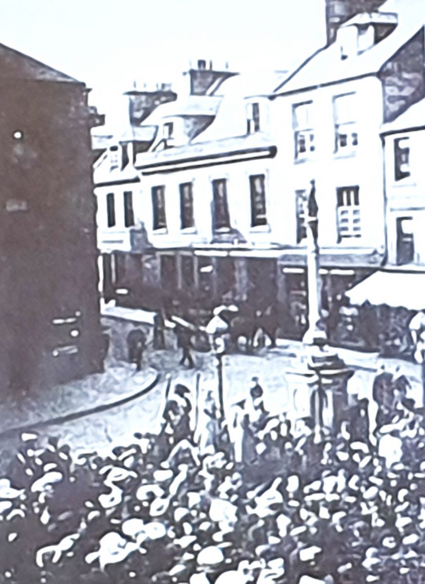 Suffragettes demonstrating in Cupar